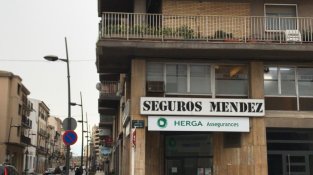 Edifici del carrer de Sant Pelegrí amb el carrer del Segle XX acordonat