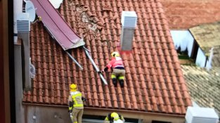 Danys causats pel fort vent en una teulada del carrer de Sant Pelegrí