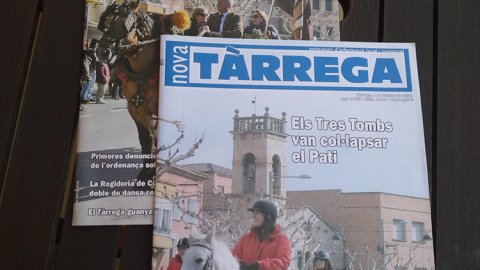 27. Teresa Torres ens envia una foto amb dues portades dedicades als Tres Tombs. Diu que "una de les revistes més esperades per l’alumnat de les escoles, AMPEs i famílies és la que informa sobre els Tres Tombs de Sant Antoni Abat"