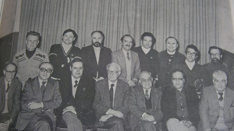 33. Josep Castellà ens envia la portada del 28 gener de 1978, amb una imatge dels col·laboradors del setmanari