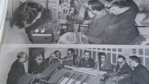 39. M. Lluïsa Anglarill comparteix la portada del 8 de març de 1975 il·lustrada amb una visita a les instal·lacions d'Arts Gràfiques Camps