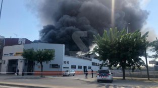 La columna de fum que ha generat l'incendi es podia veure des de tota la ciutat