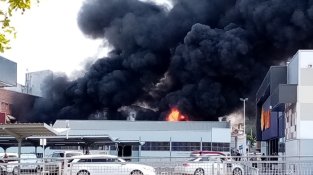 La columna de fum que ha generat l'incendi es podia veure des de tota la ciutat