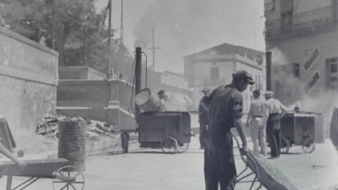 Agost de 1936. Obres de pavimentació del carrer Primer de Maig (Segle XX) davant de l'estació de tren. Al fons l'edifici de la Fonda del Nord