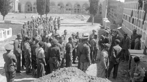 29 de maig de 1938. A la fotografia de l'enterrament del tinent William Digges es poden veure les obres en curs al cementiri de Tàrrega