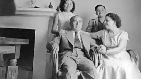 En Josep Devant amb la seva esposa, Matilde Parra, i els seus fills, Antònia i Cristóbal, poc després d'arribar a Catalunya