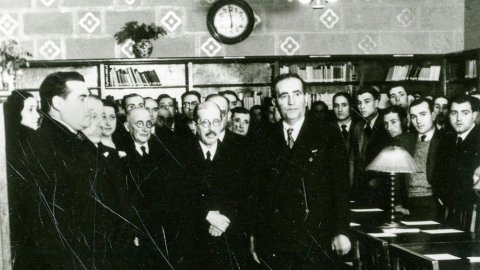 Inauguració de la biblioteca de la Caixa de Pensions a Tàrrega el dia 2 d'abril de 1934. D'esquerra a dreta, Àngel Oliveras, representant del Govern de la República;  Joan Gómez, president de la Cambra de Comerç; Francesc Moragas, director de la Caixa; Ba