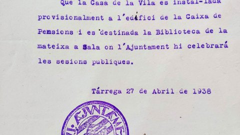 Comunicació de trasllat de la seu de l'Ajuntament a les oficines de la Caixa per por que la casa de Vila sigui un objectiu dels bombardejos franquistes. Abril de 1938