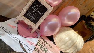 Un aparador d'un establiment associat a Foment decorat amb color rosa