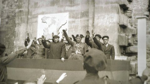 Plaça Major de Tàrrega el 16 de gener de 1939. Al centre de la imatge l'alcalde de Tàrrega, Ramon Sala Llobet, responsable de la denúncia a Maria Pedró. Foto: Miquel Martí Florensa. Arxiu fotogràfic del Museu Comarcal de l'Urgell