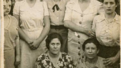 La Maria Pedró amb les mans plegades, al seu costat la Maria Llonch de Sabadell. 27/07/1940
