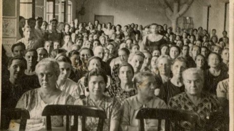 Sala de la presó de dones de Can Sales a Palma. A l'esquerra a segona fila, na Maria Pedró, al seu costat la seva amiga Maria Llonch. 24/08/1940 