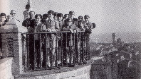 Membres de l'Escolania de Montserrat a la miranda de Sant Eloi