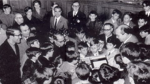 Visita de l'Escolania de Montserrat a l'Ajuntament atesos per les autoritats locals