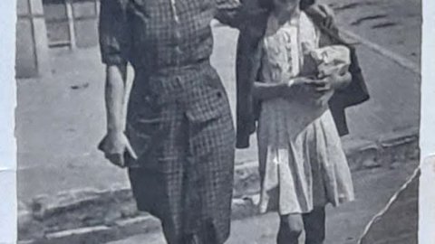 Na Rosa Rosell i la seva mare, Maria Pedró, a la cantonada del carrer d'Alonso i l'Av. de Catalunya. 1943