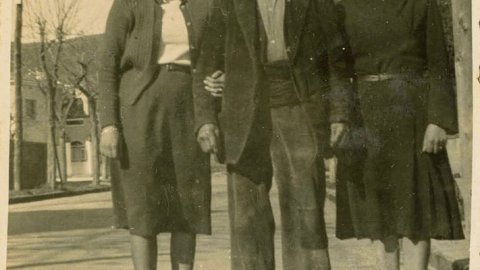 D'esquerra a dreta, Maria Castellà, vídua de Lluís Plassa, Teresa Castellà, Rosa Rosell, Maria Pedró i uns amics, passejant per la carretera a l'alçada de la plaça del Carme. Al fons es veu l'enderroc dels Pavellons del Pati per l'obertura del nou raval d