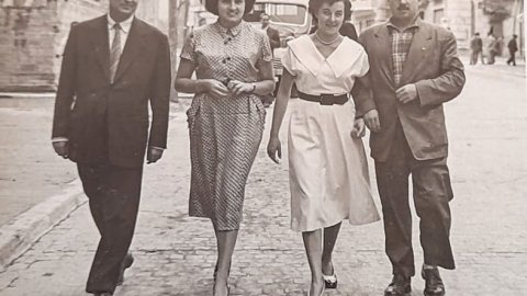 En Gregori Satorres, n'Araceli Lloses, na Rosa Rosell i en Manuel Ballestero passejant per l'Avinguda de Catalunya de Tàrrega