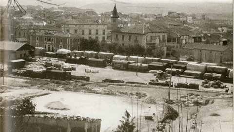 L'estació de Tàrrega plena de  vagons de mercaderies, anys trenta