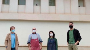 Els artistes que hi participen davant la façana del centre on es farà el mural