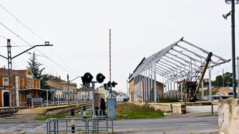 Les restes del moll cobert l'abril de 2021