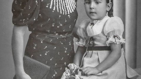 Na Casilda Rius Pons i la seva filla Marta Saltó. Tàrrega, 1942
