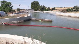 Una de les mesures de protecció instal·lades al canal d'Urgell per evitar l'ofegament, en una imatge d'arxiu
