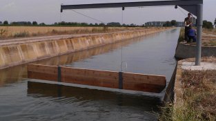 Una de les mesures de protecció instal·lades al canal d'Urgell per evitar l'ofegament, en una imatge d'arxiutal)