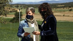 Lliurament de les escriptures a una de les propietàries