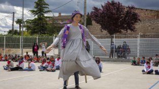 La gegantona de Maria-Mercè Marçal en la presentació a l'escola