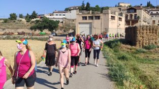Una vuitantena de persones participen en la primera caminada rural de l'associació Verge del Pedregal