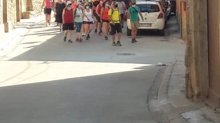 Una vuitantena de persones participen en la primera caminada rural de l'associació Verge del Pedregal