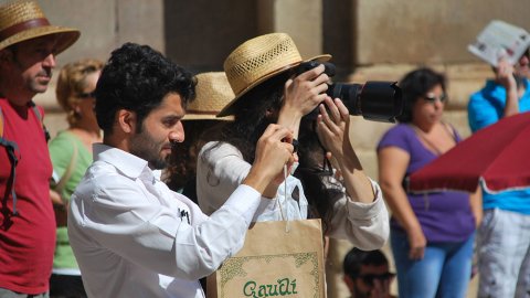 Josep M. Martí Carnicer és aficionat a la fotografia i, com no podia ésser d’una altra manera, sempre que visita la Fira ho fa acompanyat de la seva càmera. Amb ella ha immortalitzat diverses vessants de la Fira de Teatre al Carrer: espectacles, rialles, 