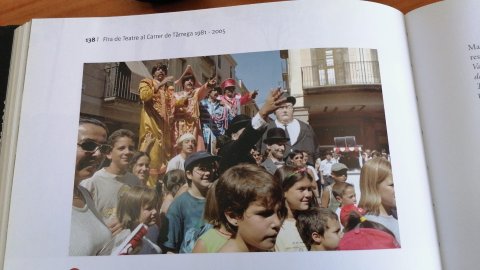 Foto del 2005, gairebé l'última Fira que la meva mare va gaudir. Des de que vam nàixer el meu germà (1994) i jo (1992) no ens hem perdut cap edició! A la foto es veu la cara d'il·lusió mirant l'obra de teatre. Encara que vivim a Lleida des de sempre, la m