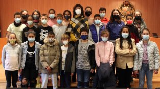 Foto de grup d'alguns alumnes amb l'alcaldessa, Alba Pijuan