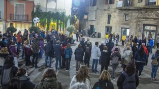 Un moment de la concentració a la plaça Major