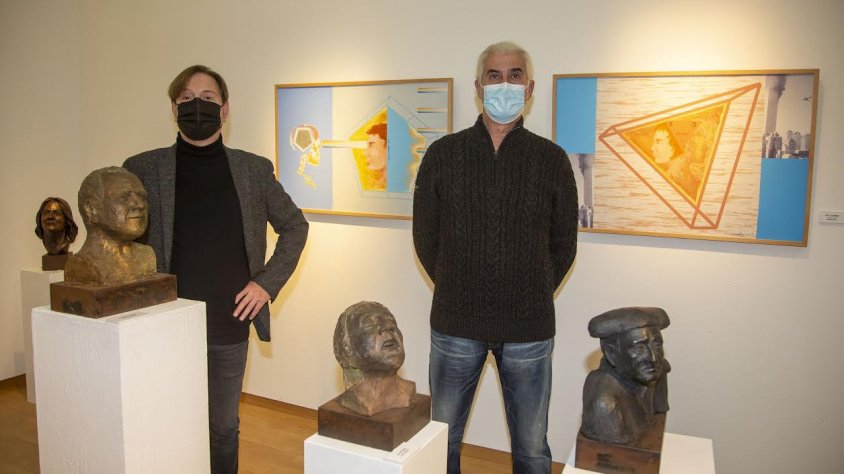 Els artistes amb algunes de les peces exposades