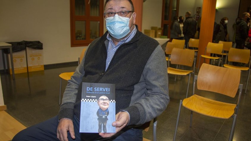 Joan López amb el llibre que acaba de publicar