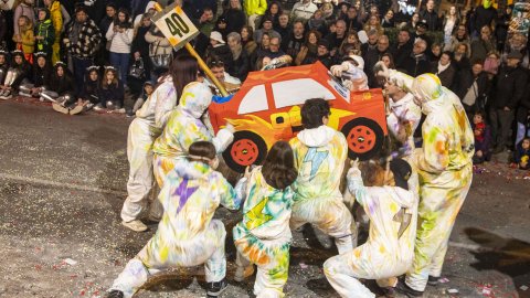 Multitudinària rua de Carnaval a Tàrrega