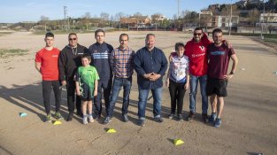 Autoritats i representants d'entitats esportives, al nou parc d'atletisme