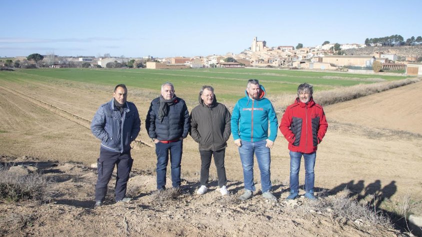 Pagesos i el president d'Asaja mostrant finques arrasades i altres amb l'ordi nascut