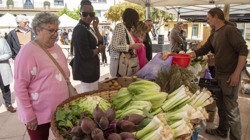 Visitants al certamen adquirint productes de productors locals