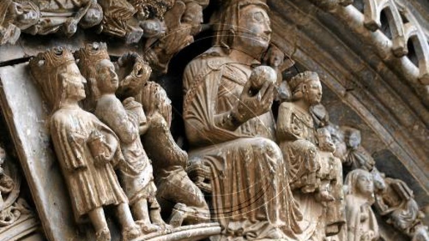 Detall de la façana de l'església d'Agramunt