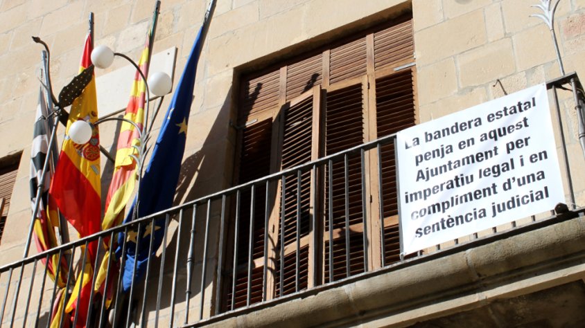 L'Ajuntament ha penjat la bandera i un cartell on exposa perquè ho ha fet