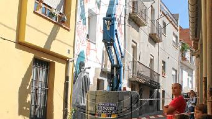 L'artista Lily Brik treballant en el mural