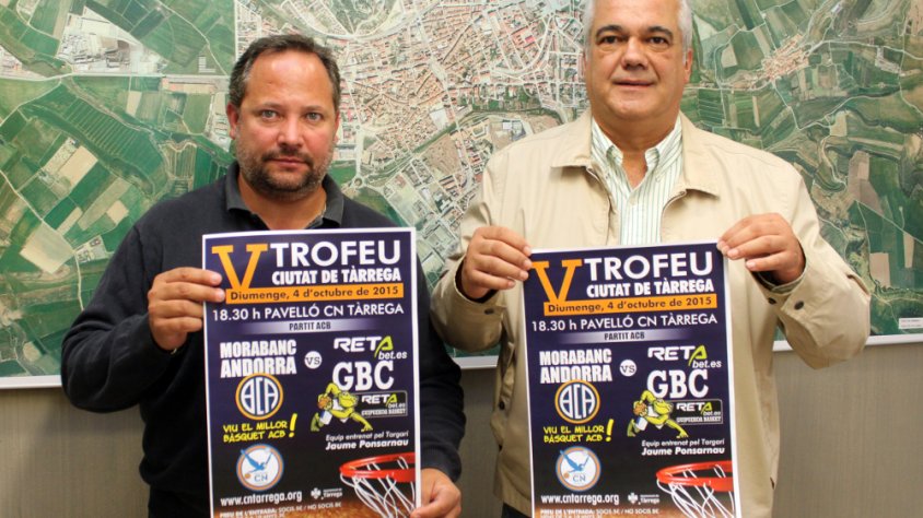 El regidor d’Esports, Silveri Caro, i el president del Club Natació Tàrrega, César Caminal, amb el cartell del 5è Trofeu Ciutat de Tàrrega