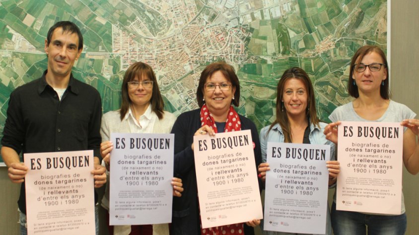 L’alcaldessa de Tàrrega, Rosa Maria Perelló; la regidora de Polítiques d’Igualtat, Núria Franquesa; i la coordinadora de l'Institut Català de les Dones a Lleida, Carme Castelló; amb els tècnics responsables del treball de recerca