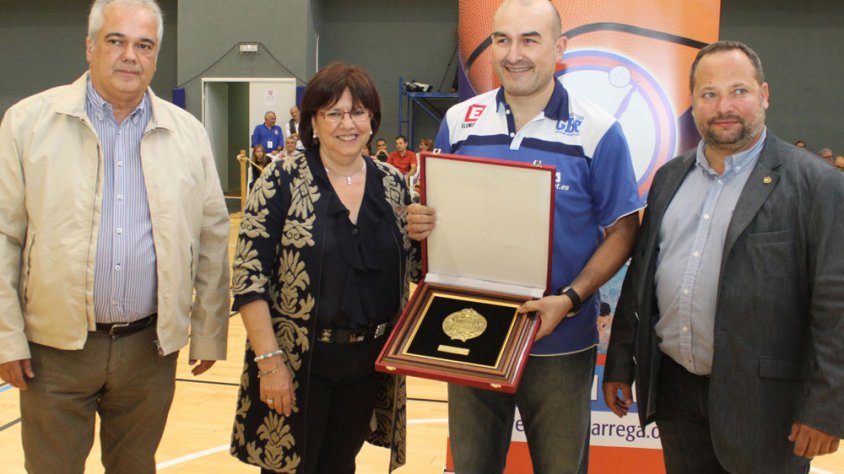 L’alcaldessa de Tàrrega, Rosa Maria Perelló; el regidor d’Esports, Silveri Caro; i el president del Club Natació Tàrrega, César Caminal, han lliurat a Jaume Ponsarnau una rèplica de l’escut de la ciutat