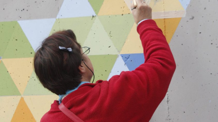 Un jove pintant el mural