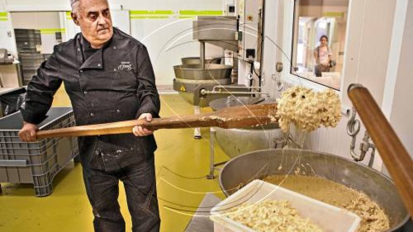 Àngel Velasco a les instal·lacions de Torrons Vicens preparant el seu producte