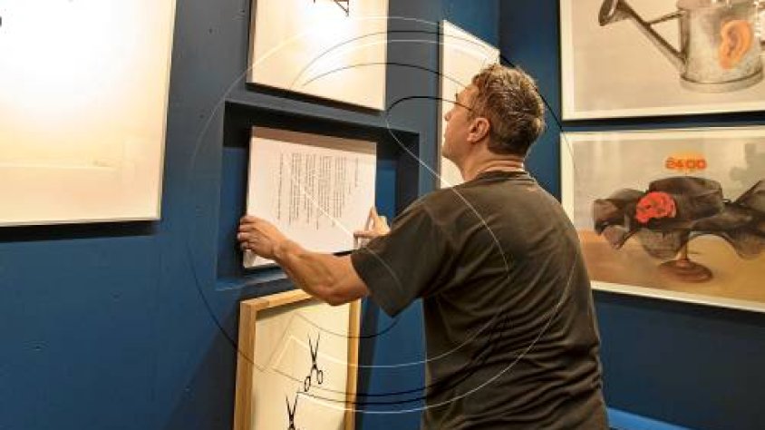 Un moment del muntatge de les peces de Joan Brossa al Mayoral Espai Art